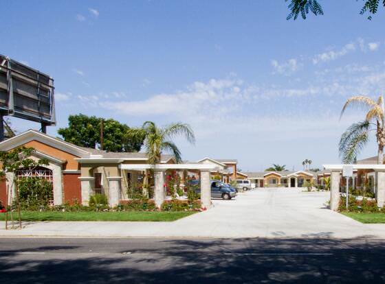 West Coast Inn - Near Gem Theatre allows check-in for 18 year-old guests