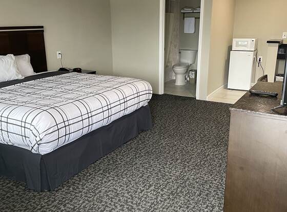 Royal Inn Eugene allows check-in for 18 year-old guests