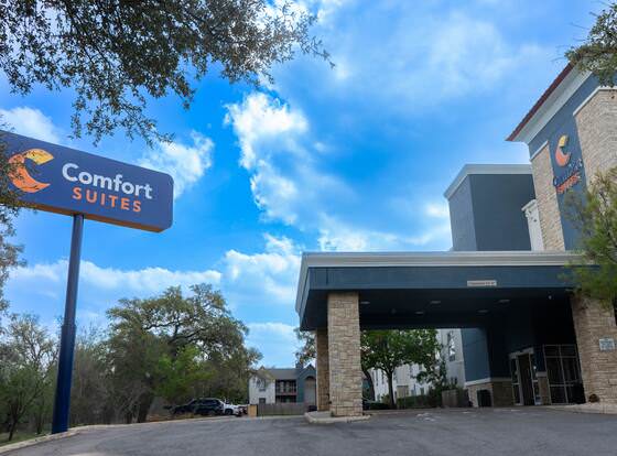 Comfort Suites Medical Center near Six Flags allows check-in for 18 year-old guests