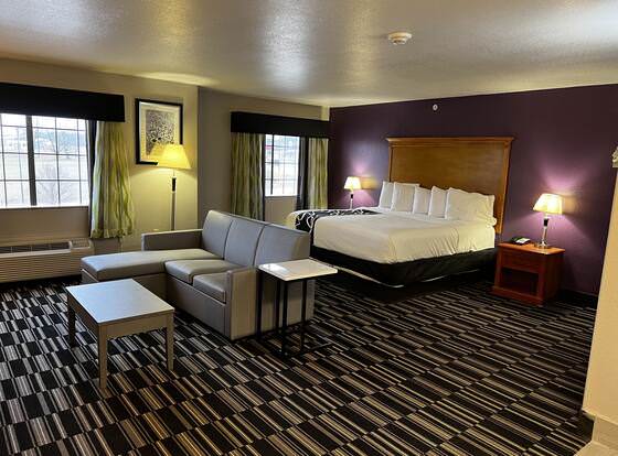 La Quinta Inn & Suites by Wyndham Ada allows check-in for 18 year-old guests