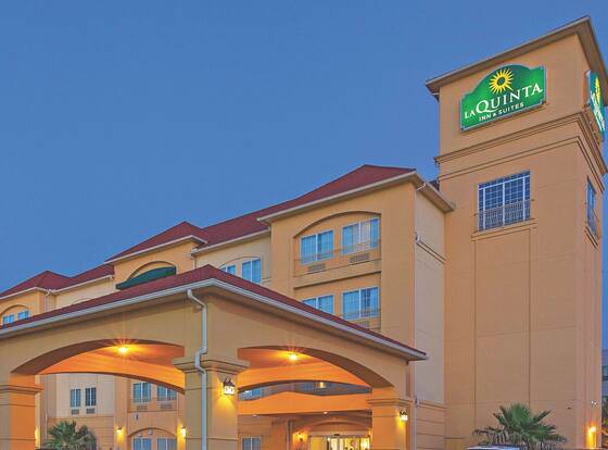 La Quinta Inn & Suites by Wyndham Columbus TX allows check-in for 18 year-old guests