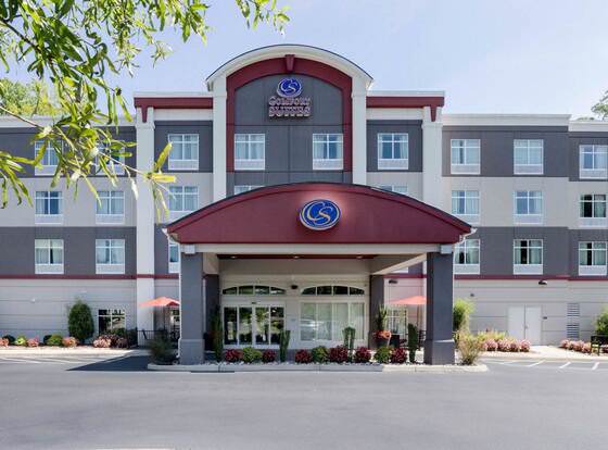 Comfort Suites Williamsburg Historic Area allows check-in for 18 year-old guests