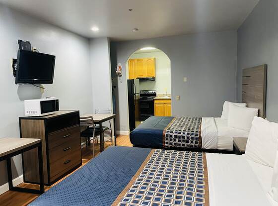 Palace Inn - Baytown I-10 allows check-in for 18 year-old guests