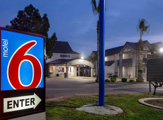 Motel 6 Buttonwillow, CA Central allows check-in for 18 year-old guests