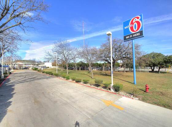 Motel 6 Kerrville, TX allows check-in for 18 year-old guests