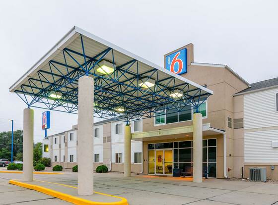 Motel 6 Kearney, NE allows check-in for 18 year-old guests