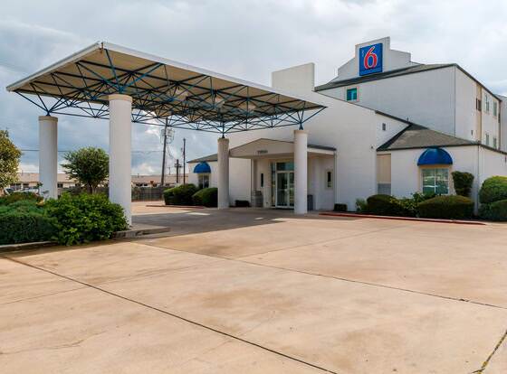 Motel 6 San Antonio, TX - South allows check-in for 18 year-old guests