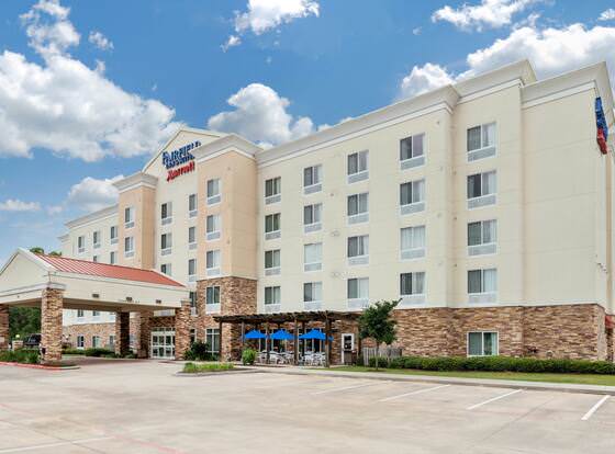 Fairfield Inn & Suites by Marriott Houston Conroe/Woodlands allows check-in for 18 year-old guests