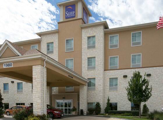 Sleep Inn & Suites Round Rock - Austin North allows check-in for 18 year-old guests