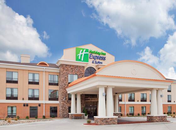 Holiday Inn Express Hotel & Suites St. Robert, an IHG Hotel allows check-in for 18 year-old guests