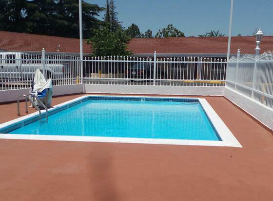 Holiday Motel Oakdale allows check-in for 18 year-old guests