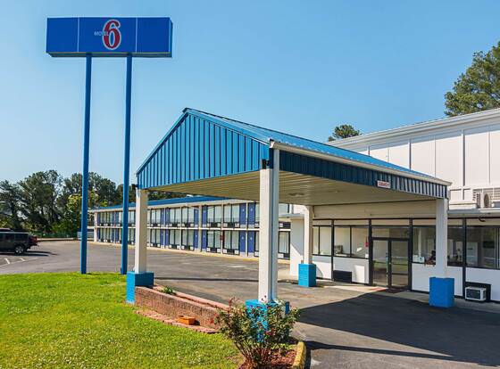 Motel 6 Cleveland, TN allows check-in for 18 year-old guests