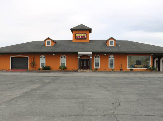 Deluxe Inn Motel allows check-in for 18 year-old guests