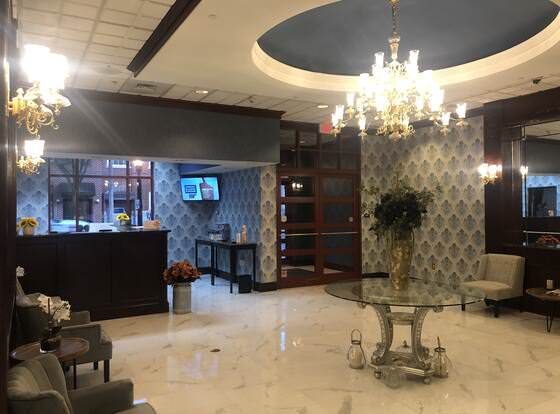 Clarion Hotel & Suites University - Shippensburg allows check-in for 18 year-old guests