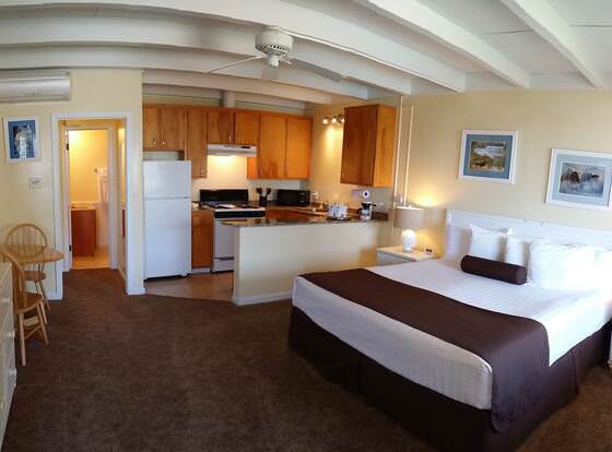 El Terado Terrace allows check-in for 18 year-old guests