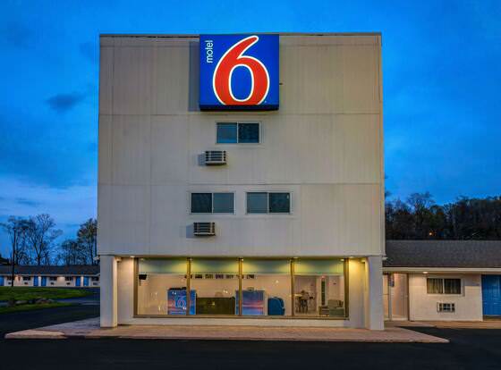 Motel 6 Bellville, OH - Mid Ohio allows check-in for 18 year-old guests