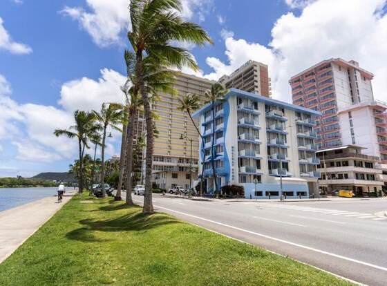 Holiday Surf Hotel allows check-in for 18 year-old guests