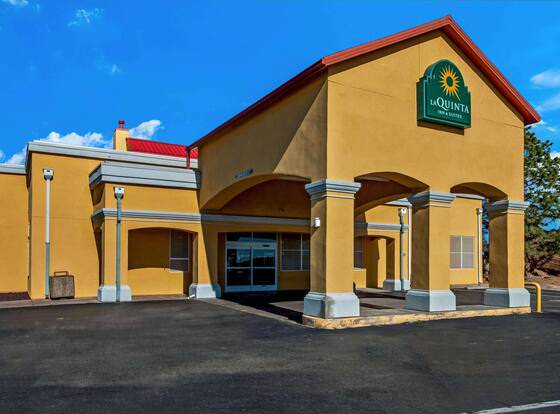 La Quinta Inn & Suites by Wyndham Santa Rosa allows check-in for 18 year-old guests