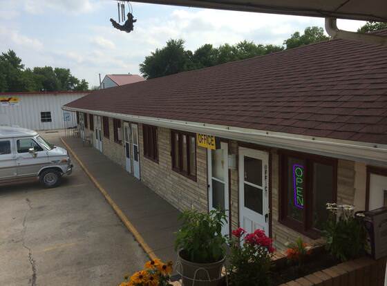 La Conne Motel Corning allows check-in for 18 year-old guests