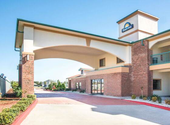 Days Inn by Wyndham Baytown East allows check-in for 18 year-old guests