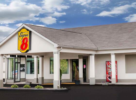 Super 8 by Wyndham Monteagle TN allows check-in for 18 year-old guests