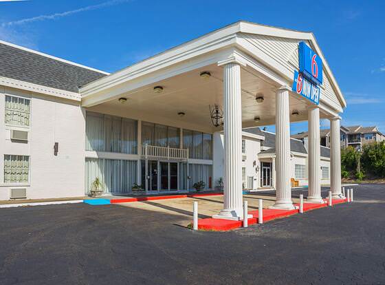 Motel 6 Vicksburg, MS allows check-in for 18 year-old guests