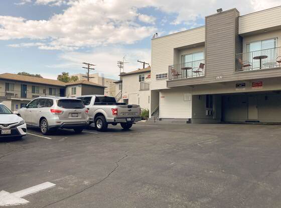 Motel 6 Glendale, CA – Pasadena Burbank Los Angeles allows check-in for 18 year-old guests