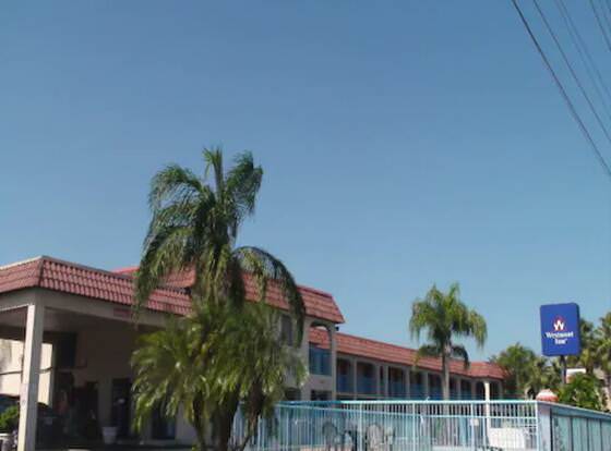 Westmont Inn - Lakeland allows check-in for 18 year-old guests