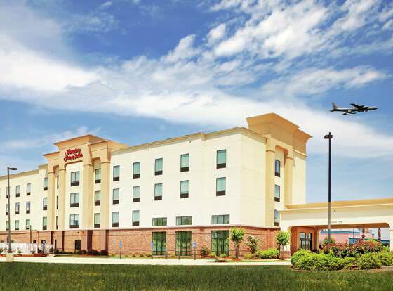 Hampton Inn & Suites Shreveport/Bossier City Airline Drive allows check-in for 18 year-old guests