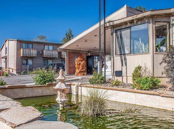 Econo Lodge Inn & Suites Madras allows check-in for 18 year-old guests