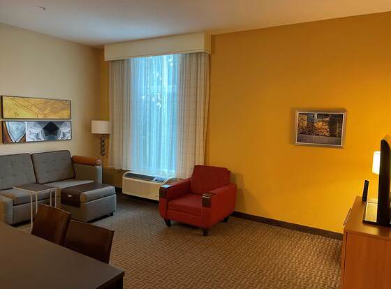 TownePlace Suites Orlando at FLAMINGO CROSSINGS® Town Center/Western Entrance allows check-in for 18 year-old guests
