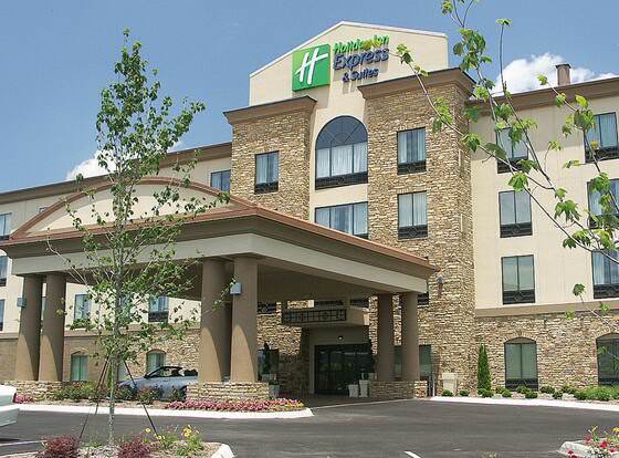 Holiday Inn Express Cleveland Northwest, an IHG Hotel allows check-in for 18 year-old guests