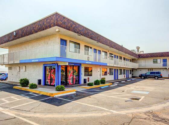 Motel 6 Saint George, UT allows check-in for 18 year-old guests