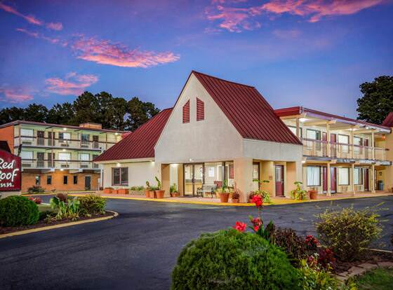 Red Roof Inn Williamsburg allows check-in for 18 year-old guests