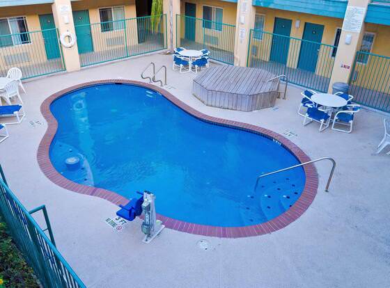 Texas Inn and Suites - Rio Grande Valley allows check-in for 18 year-old guests