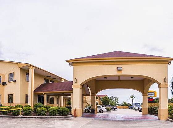 Downtowner Inn and Suites Hobby allows check-in for 18 year-old guests