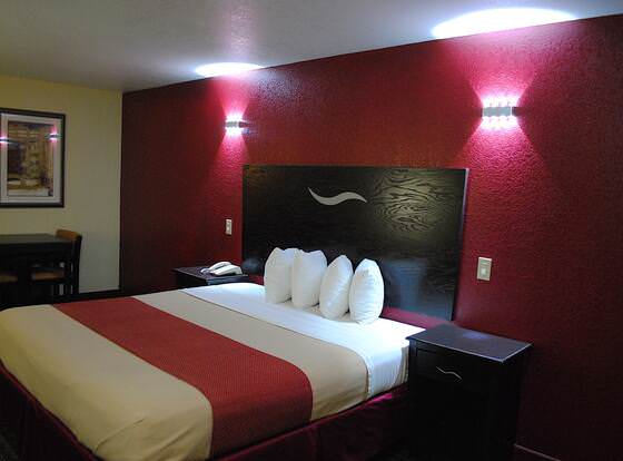 Scottish Inns Fort Worth allows check-in for 18 year-old guests