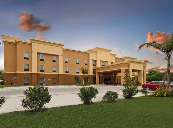 Hampton Inn Beeville allows check-in for 18 year-old guests