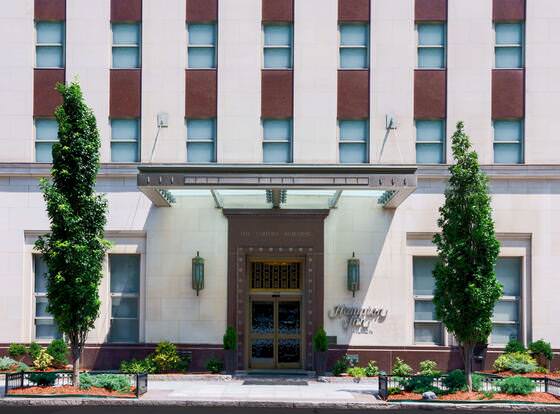 Hampton Inn Washington, D.C./White House allows check-in for 18 year-old guests