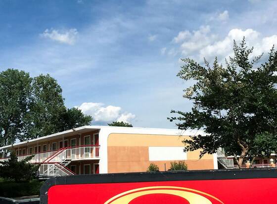 Econo Lodge allows check-in for 18 year-old guests