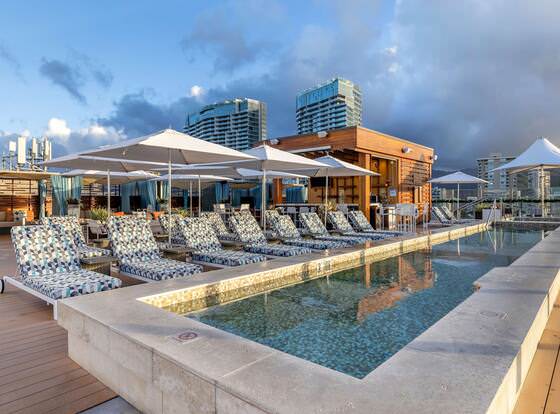 Hilton Grand Vacations Club Hokulani Waikiki Honolulu allows check-in for 18 year-old guests