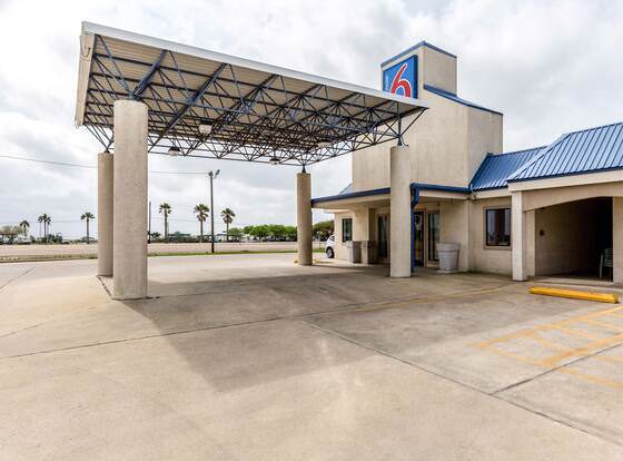 Motel 6 Port Lavaca, TX  allows check-in for 18 year-old guests