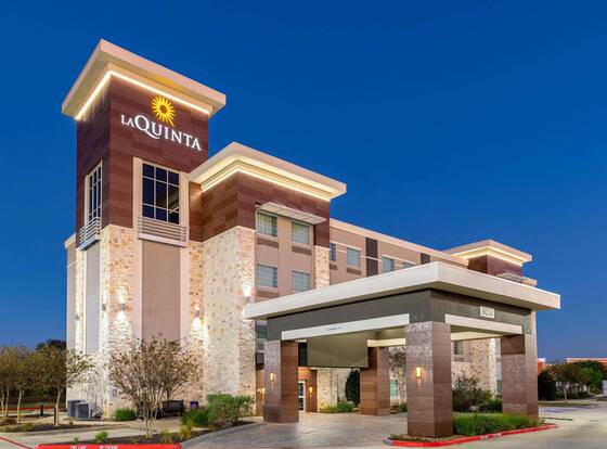 La Quinta Inn & Suites by Wyndham Houston NW Beltway8/WestRD allows check-in for 18 year-old guests
