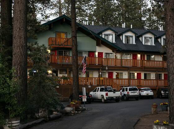 Honey Bear Lodge & Cabins allows check-in for 18 year-old guests