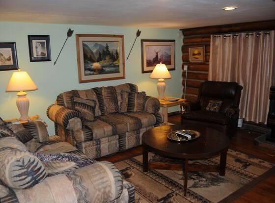 Yellowstone Motel - Adults Only allows check-in for 18 year-old guests