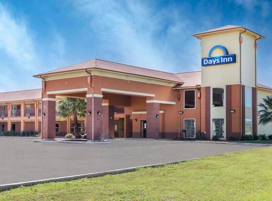 Days Inn by Wyndham Dilley allows check-in for 18 year-old guests