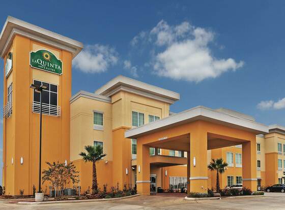 La Quinta Inn & Suites by Wyndham Jourdanton - Pleasanton allows check-in for 18 year-old guests