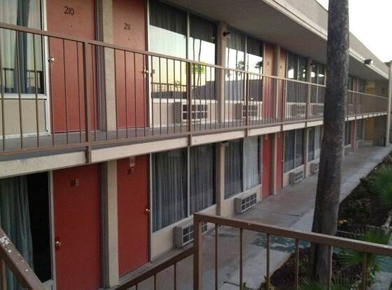 Su Casa Inn & Suites allows check-in for 18 year-old guests