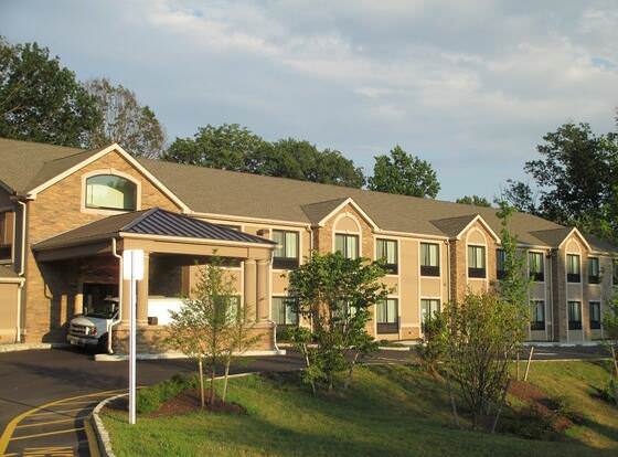 Red Carpet Inn And Suites Monmouth Jtc allows check-in for 18 year-old guests