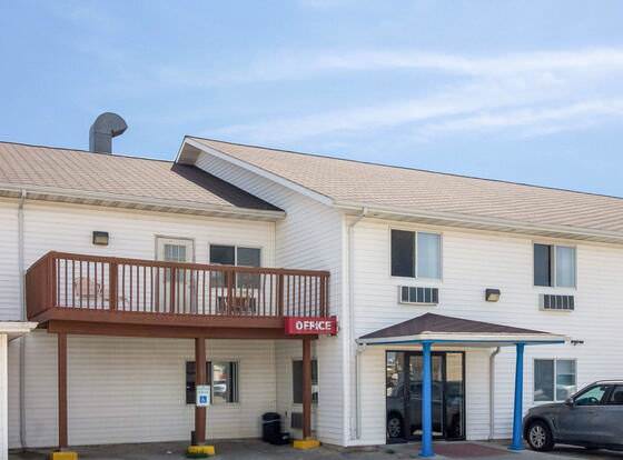 Rodeway Inn allows check-in for 18 year-old guests